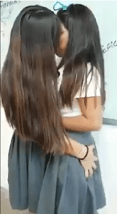 Colegialas lesbianas besando en el salón