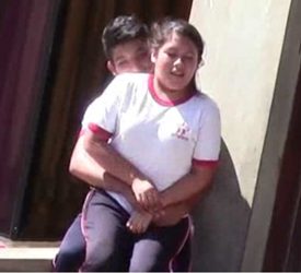 Compañeros del salon se esconden y se dejan llevar