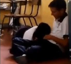 ➤ Espian a colegiala chupando verga en el salon | Colegiala Casero