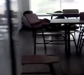 Graban a dos colegiales  cogiendo en pleno salon