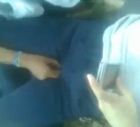 Colegiala uniformada se deja manosear por sus compañeros