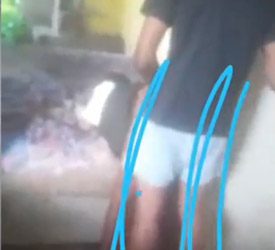 Encuentra a su hermana cogiendo con el primo