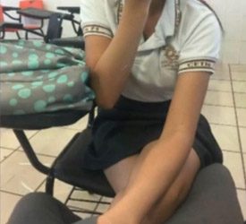 Colegiala jugando con mi pene en el aula