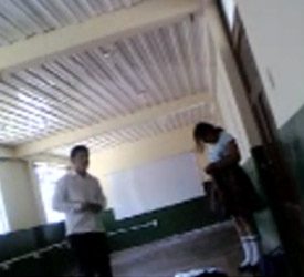 Esconden una camara en el salon y graban a sus compañeros cogiendo