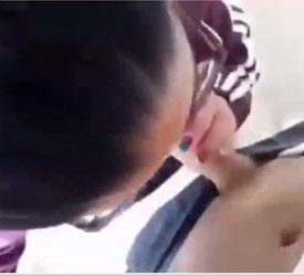 Chupando pinga al compañero del salon