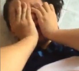 Jugando con la prima hasta quitarle toda su ropa