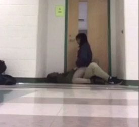 Se esconden en un salon para coger