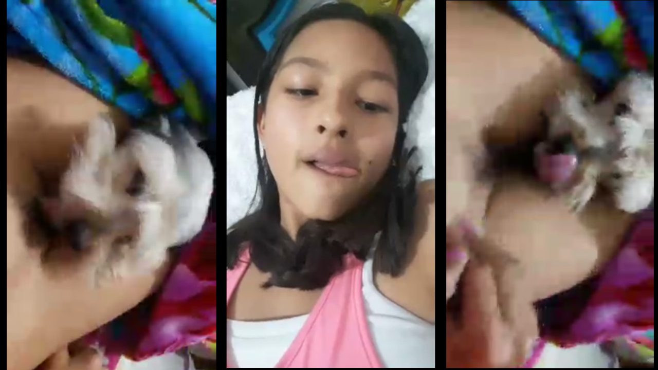 Chiquita se deja lamer por su perro