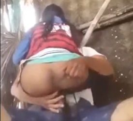 Jovencita trujillana cogiendo con su vecino en un descampado