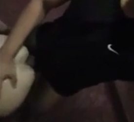 Adolescente se abre las nalgas para que le metan mas duro