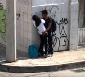 Se escapan de educacion fisica y tienen sexo en la calle