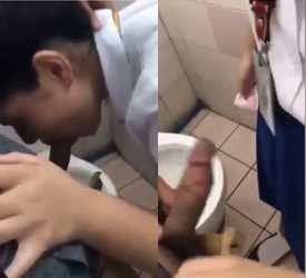 Chupandole la verga a su intructor del colegio en el baño