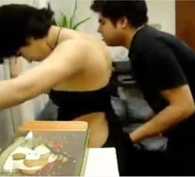 Cogiendo entre hermanos cuando sus padres se van a fiesta