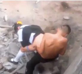 Pillan a escolares cogiendo escondidos