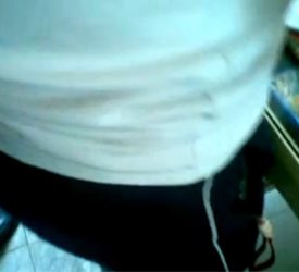 Profesor arrimando el culo en su buzo escolar