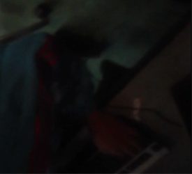 Colegiala inocente sola en la cabina de Internet con dueño