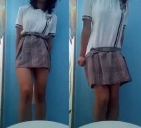 Tierna se quita su uniforme al llegar del colegio