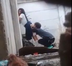 Pillan cogiendo a colegiala detras del colegio