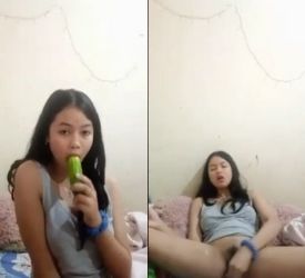 Chinita destrozando su vagina