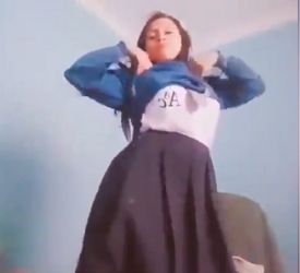 Morrita llega a su casa muy caliente y prende su camara