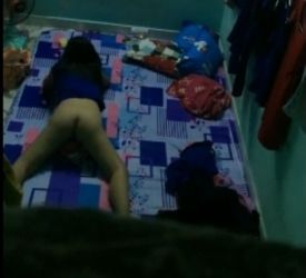Pilla a su hermana masturbandose