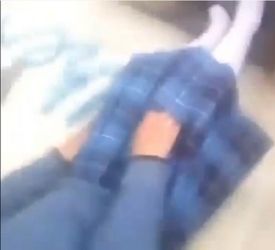Escolar uniformada chupando a escondidas la verga de su vecino