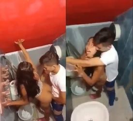 Pillan en el tono a dos chibolos cogiendo en el baño