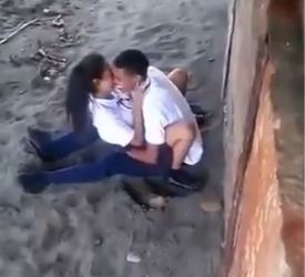 Pillan a dos escolares follando debajo del puente