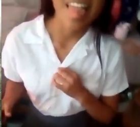 Sexy colegiala quitando su uniforme escolar