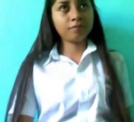 Su vecina lo busca en el trabajo y luego se esconden en el baño