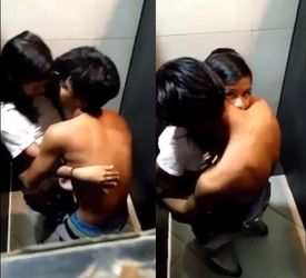 Morritos pillados cogiendo en el baño