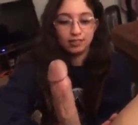 Saboreando la enorme verga de su amigo