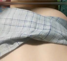 Follando a la puta de la prima en la sala de la casa