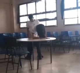 ➤ Pillan cogiendo a dos alumnos en un salon abandonado  