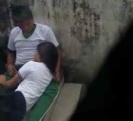 Chibola escolar chupando la verga de su amigo