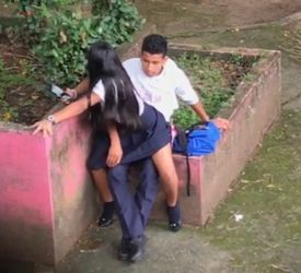 Pillan a escolares cogiendo en el bosque a escondidas