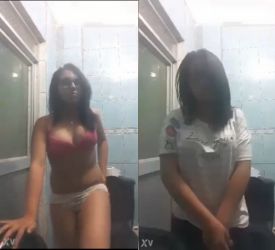 Otra chibola que se ponen cachonda en el baño del colegio