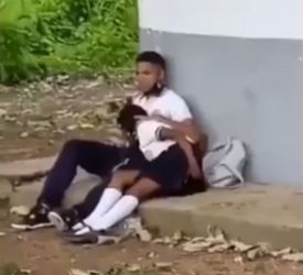 Pillan a colegiala chupando la verga a su amigo atras del colegio
