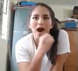 Colegiala calienta a sus amigos en el salon