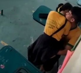 Pillan a escolares arrechos en el salon