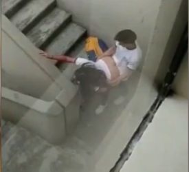 Pillan a escolares follando en la escalera del colegio