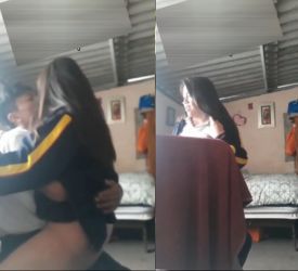 Invita a la amiga despues del cole a su habitacion