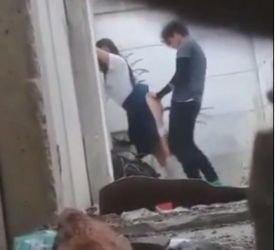 Son pillados cogiendo con su uniforme escolar