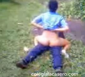 Pilla a sus copañeros cojiendo en el bosque