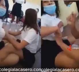 morrita lesbiana jugando en el recreo