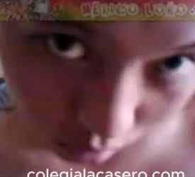 Joven descubriendo nuevas técnicas de placer oral