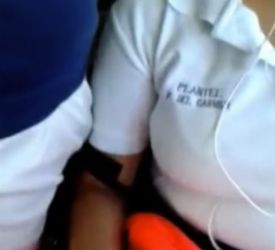 Colegiala sentada en el bus le gusta sentir la verga en el hombro