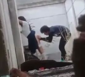 Revisando que tan abierta esta el culito de su enamorada
