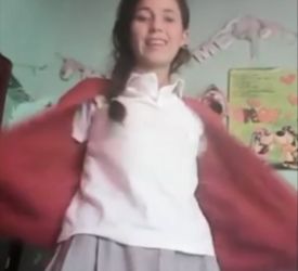 Chibola tierna se quita su uniforme frente a la webcam