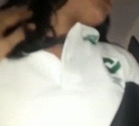 Joven explorando su lado más salvaje con familiar cercano